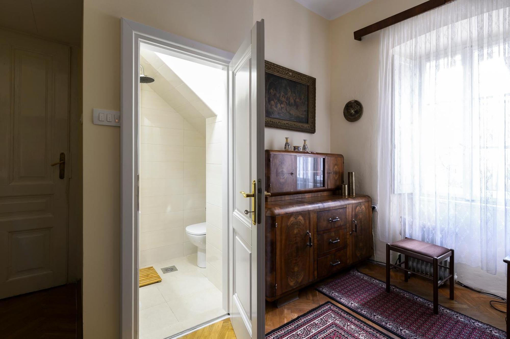 ホテル La Vecchia Casa ツェティニェ エクステリア 写真